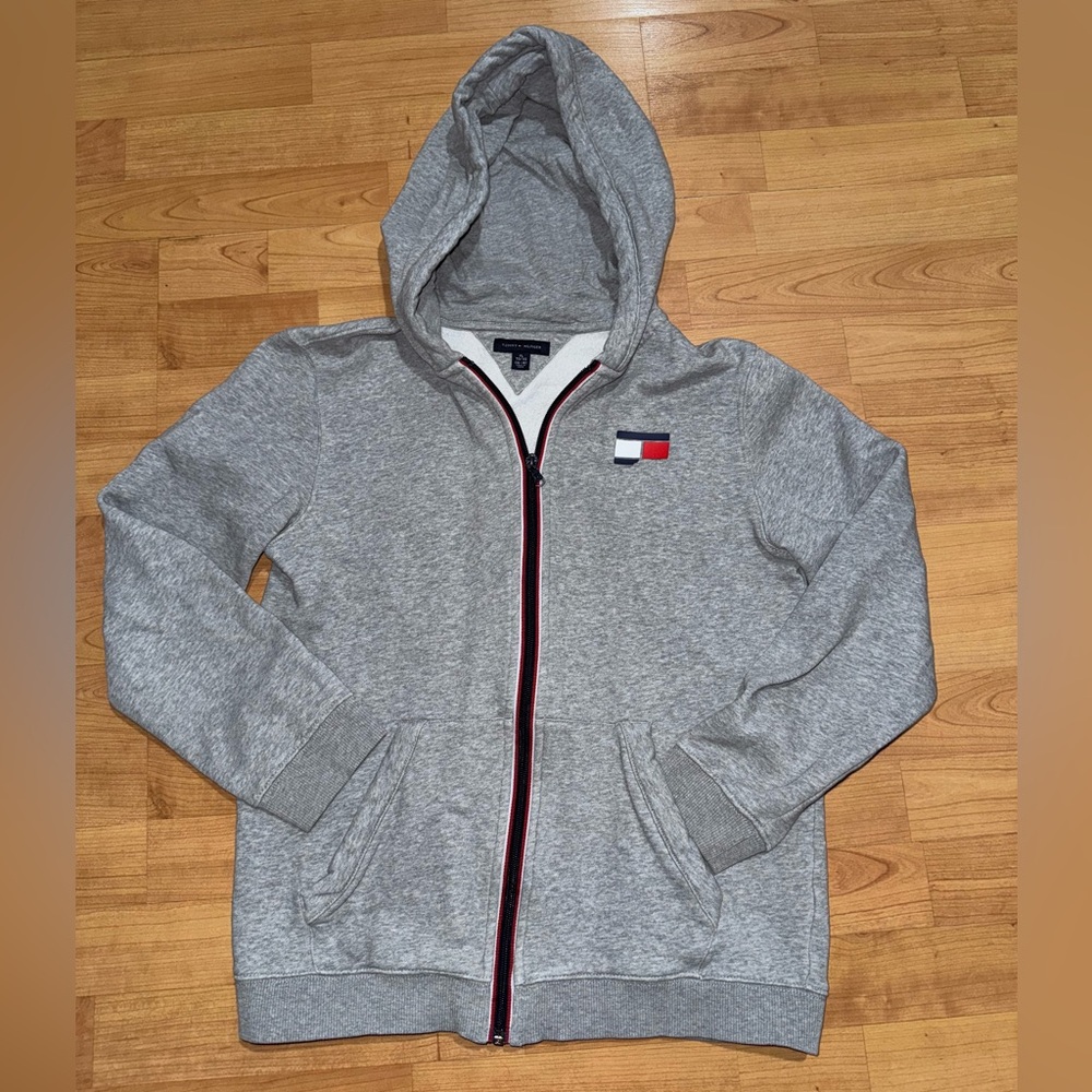 TOMMY HILFIGER
Boy's Logo Graphic Hoodie
Color grey
Size XL (16/18)
